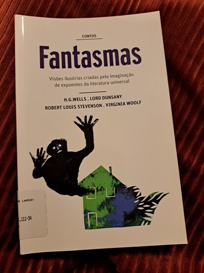 O livro "Fantasmas" com quatro contos sobre uma manta