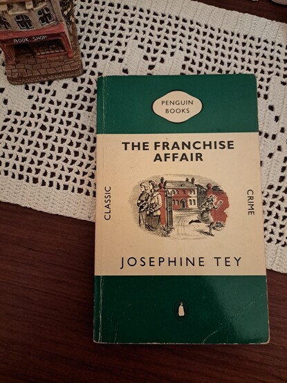 Um livro sobre uma mesa