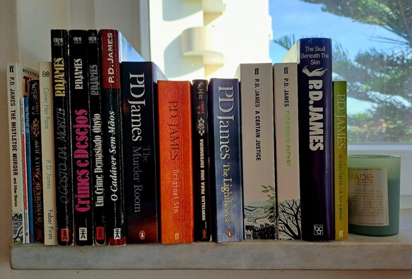 Livros da P. D. James num parapeito de uma janela.