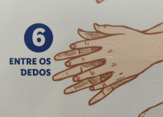 Ilustração de um par de mãos com os dedos entrelaçados, junto com um texto que diz "Entre os dedos"