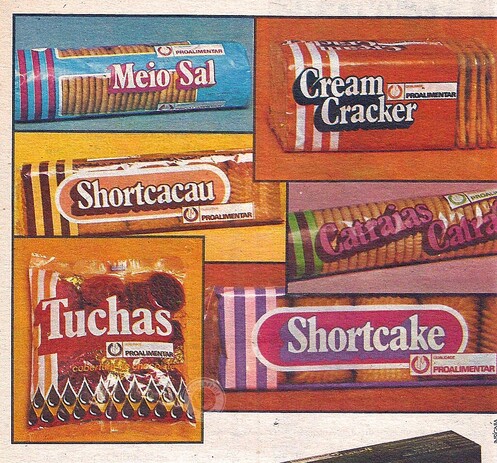 Embalacmgens antigas de pacotes de bolachas da Proalimentar: Meio sal, Cream cracker, Shortcacau, Catraias, Tuchas e Shortcake. Os nomes usam uma serifada redondinha e gordinha, a branco e com sombra. As cores sempre em duos vibrantes: rosa choque com roxo, amarelo com castanho, verde fluo com roxo, azul céu com rosa choque, laranja com castanho e, laranja com branco.