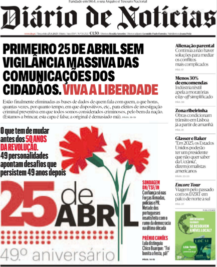 Capa do Diário de Notícias alterada pela D3.
Em cima lê-se "Primeiro 25 de Abril sem vigilância massiva das comunicações dos cidadãos. Viva a liberdade".
Em baixo, "25 de Abril, 49°aniversário" junto a uma ilustração com dois cravos.