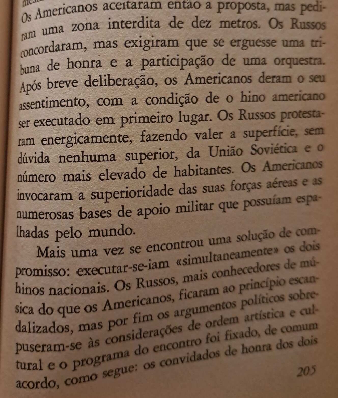 "Os Americanos aceitaram então a proposta, mas pediram uma zona interdita de dez metros. Os Russos concordaram, mas exigiram que se erguesse uma tribuna de honra e a participação de uma orquestra. Após breve deliberação, os Americanos deram o seu consentimento, com a condição de o hino Americano ser executado em primeiro lugar. Os Russos  protestaram energeticamente, fazendo valer a superfície, sem dúvida superior, da União Soviética e o número mais elevado de habitantes. Os Americanos inconstante a superioridade das suas forças aéreas e as numerosas bases de apoio militar que podiam espalhadas pelo mundo.  Mais uma vez se encontrou uma solução de compromisso: executar-se-iam 《simultaneamente》os dois hinos nacionais. Os Russos, mais conhecedores de música que os Americanos, ficaram ao princípio escandalizados, mas por fim os argumentos políticos sobrepuseram-se às considerações de ordem artística e cultural"