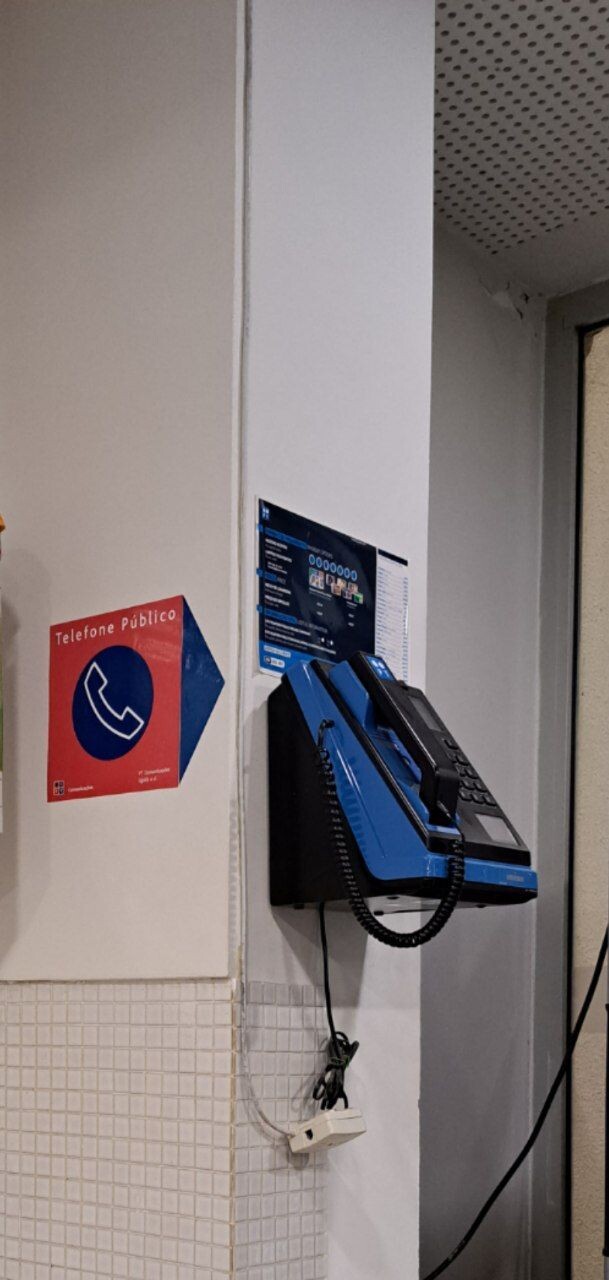 Foto de um telefone público