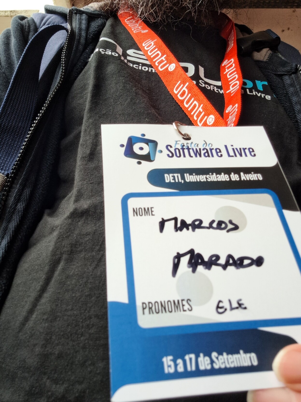 Selfie with ANSOL t-shirt, FSL credencials and Ubuntu lanyard