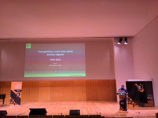 Foto do palco com nome da sessão no ecrã  