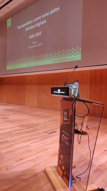 foto do palco, ainda sem orador   