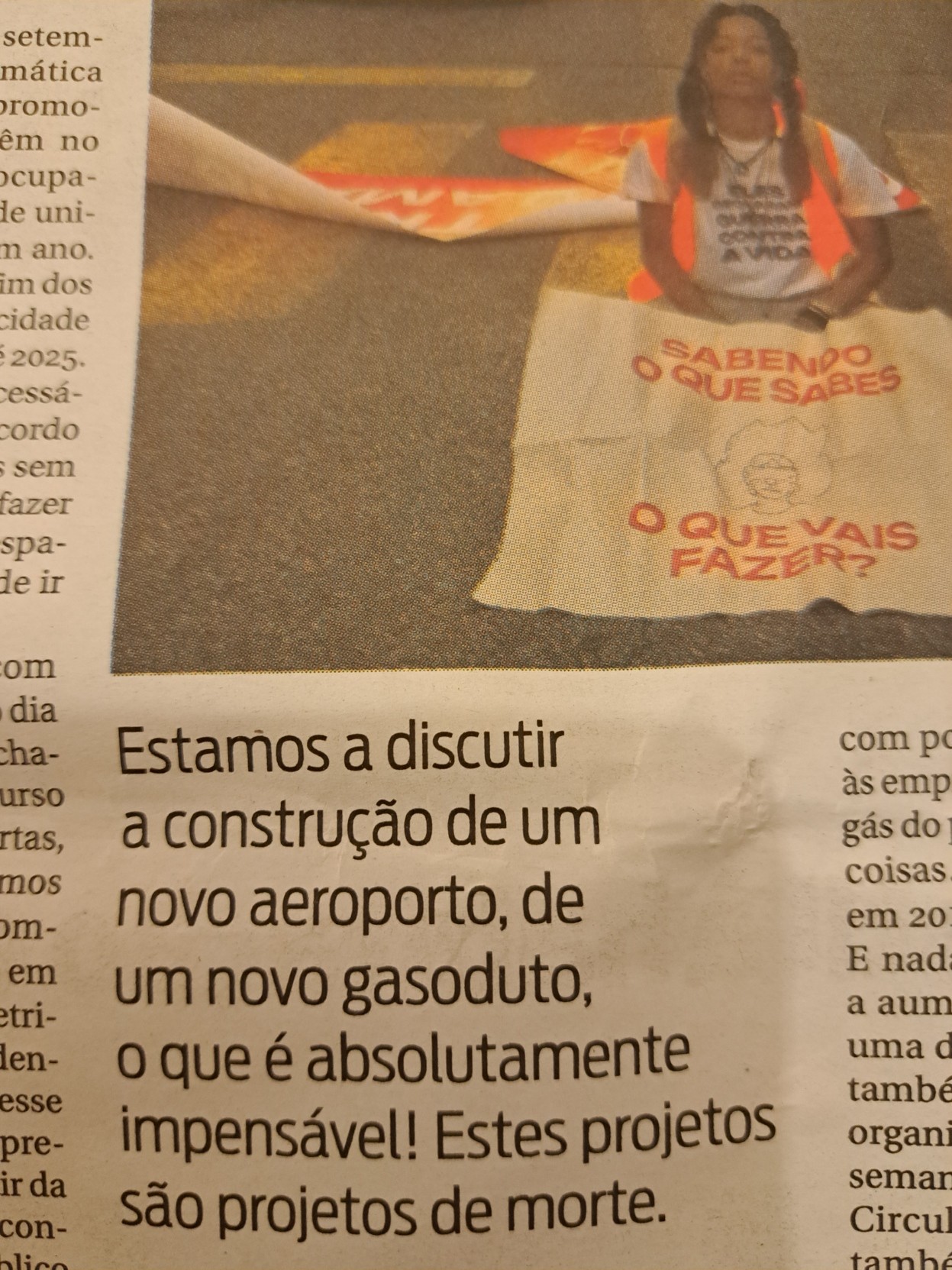 Foto a artigo da Jornal Mapa, onde se lê: "Estamos a discutir a construção de um novo aeroporto, de um novo gasoduto, o que é absolutamente impensável! Estes projectos são projectos de morte."