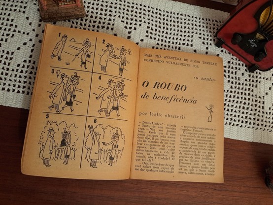 Uma revista amarelada pelo tempo aberta em cima uma mesa