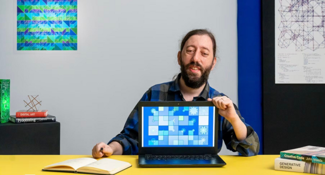 Foto minha divulgando o curso da Domestika, mostrando um laptop com um desenho meu, ao fundo reproduções de trabalhos meus, uma escultura tensegrity sobre alguns livros de programação criativa.