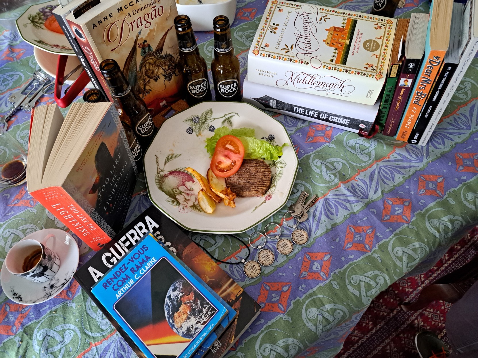 Um hambúrguer para amostra, mas as cervejas vazias e os cafés tomados mostram que a foto já foi tirada depois da refeição. À frente do prato, quatro mostradores de relógio, cada um deles a dizer "So many Books, so little Time". E, está claro, pelo menos uma dúzia de livros.
