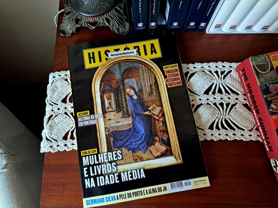 Revista História em cima de uma mesa de madeira