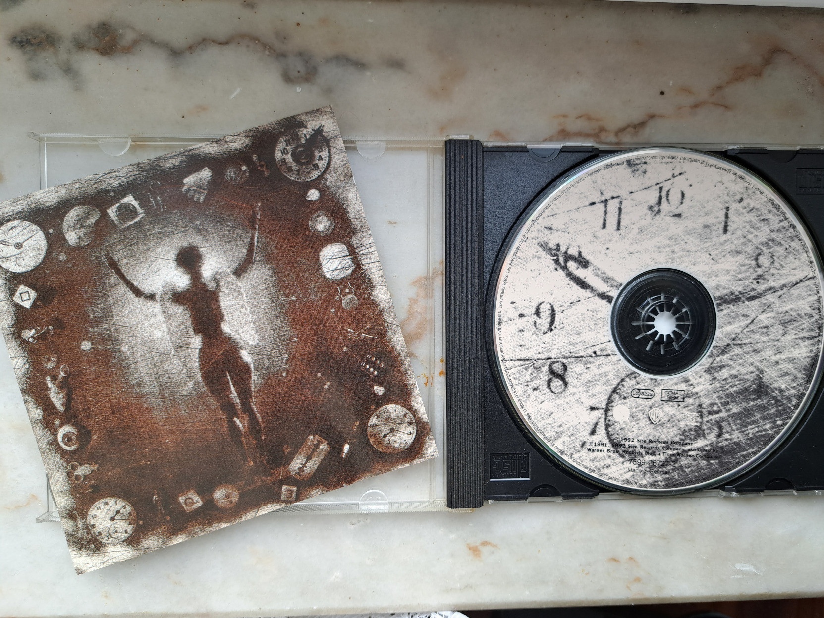 Ministry released their "Hopiumforthemasses" right on time for an electoral night that saw fascism rise in Portugal. In the day after, a picture of ΚΕΦΑΛΗΞΘ, Ministry's 1992 album. 