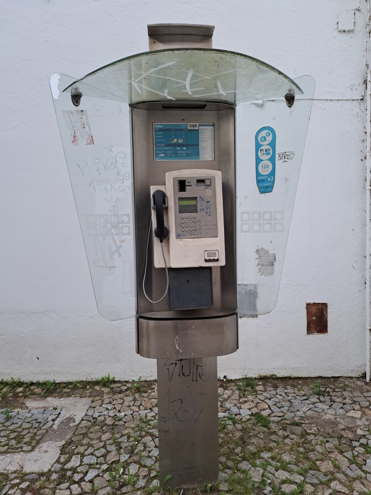 Foto de uma payphone, moedas ou credifone