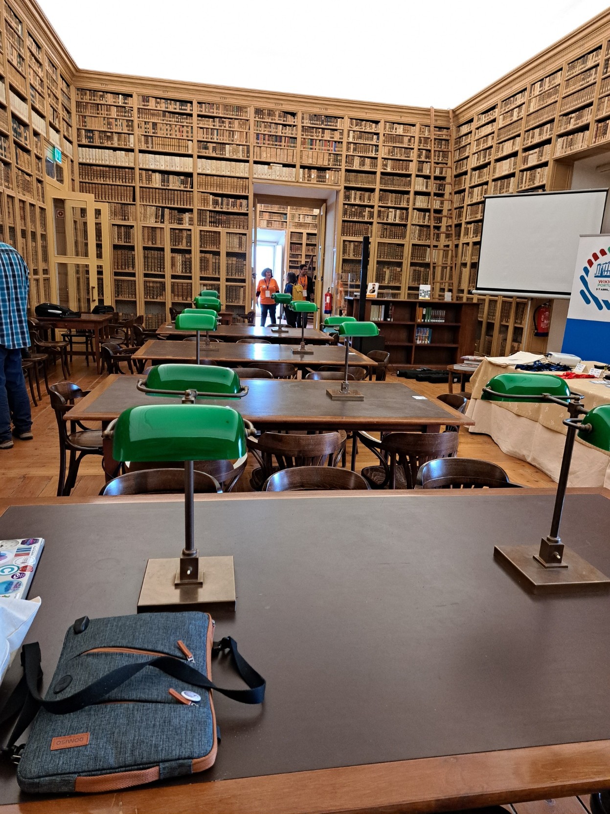 Sala nova da Biblioteca de Évora, com mesas de leitura preparadas para as oficinas que se avizinham