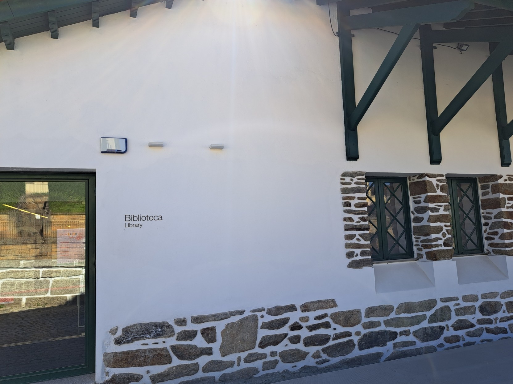 Foto da entrada da biblioteca de Armamar