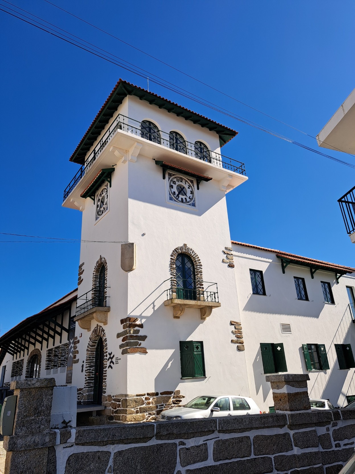 Torre do edifício da Biblioteca de Armamar