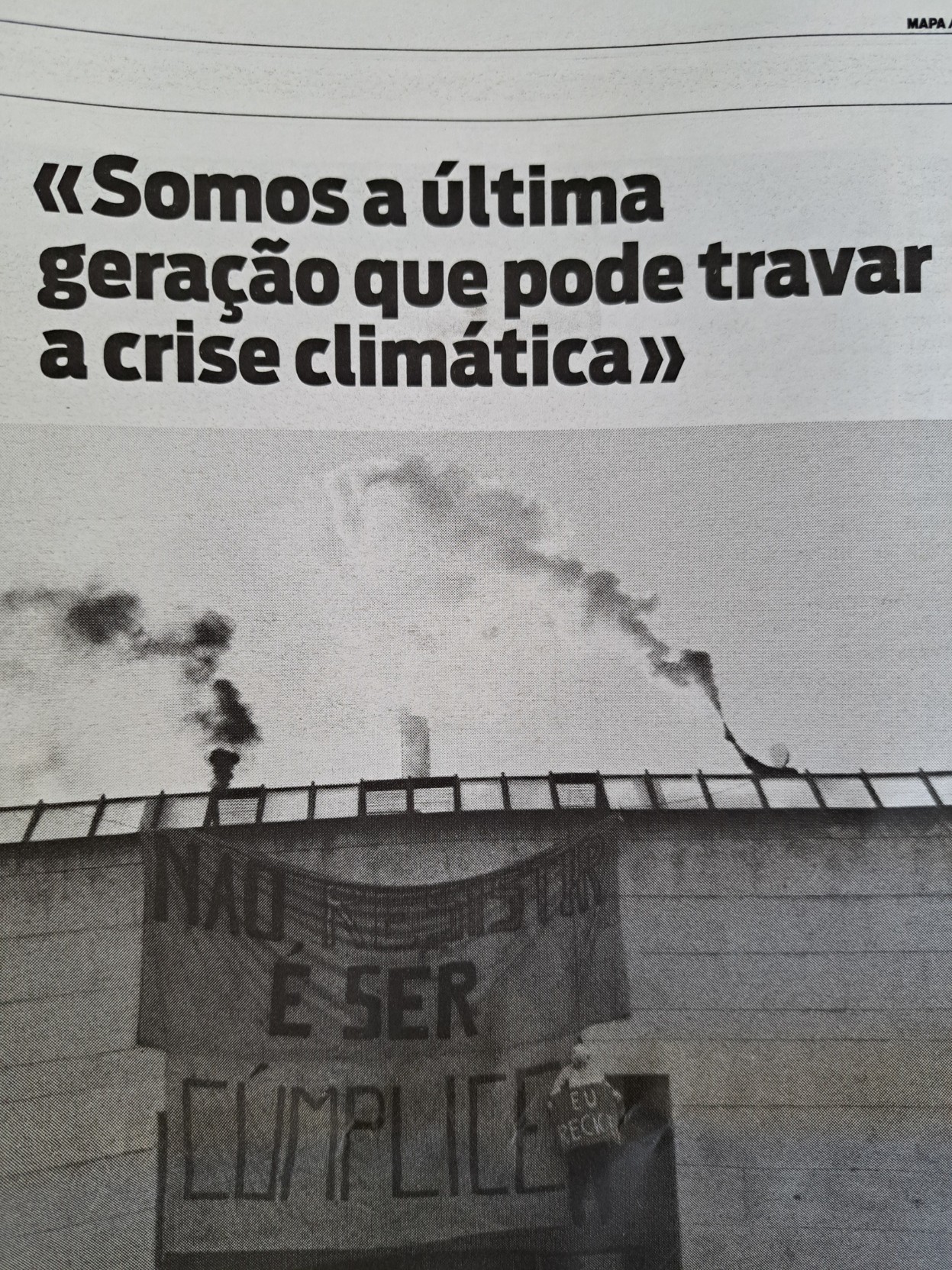 Foto do jornal Mapa, título 《Somos a última geração que pode travar a crise climática》 com foto de cartaz que diz "Não resistir é ser cúmplice".
