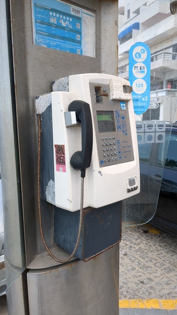 Um telefone público com alguma ferrugem