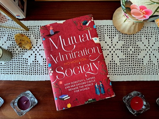 O livro Mutual Admiration Society sobre um clube de escrita fundado em 1912 por Sayers e mais cinco mulheres, quando estudavam em Oxford.