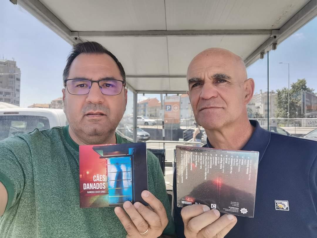 Cães Danados, ao vivo e à solta (isto é, dois exemplares do CD físico a serem mostrados para a câmara, frente e verso).