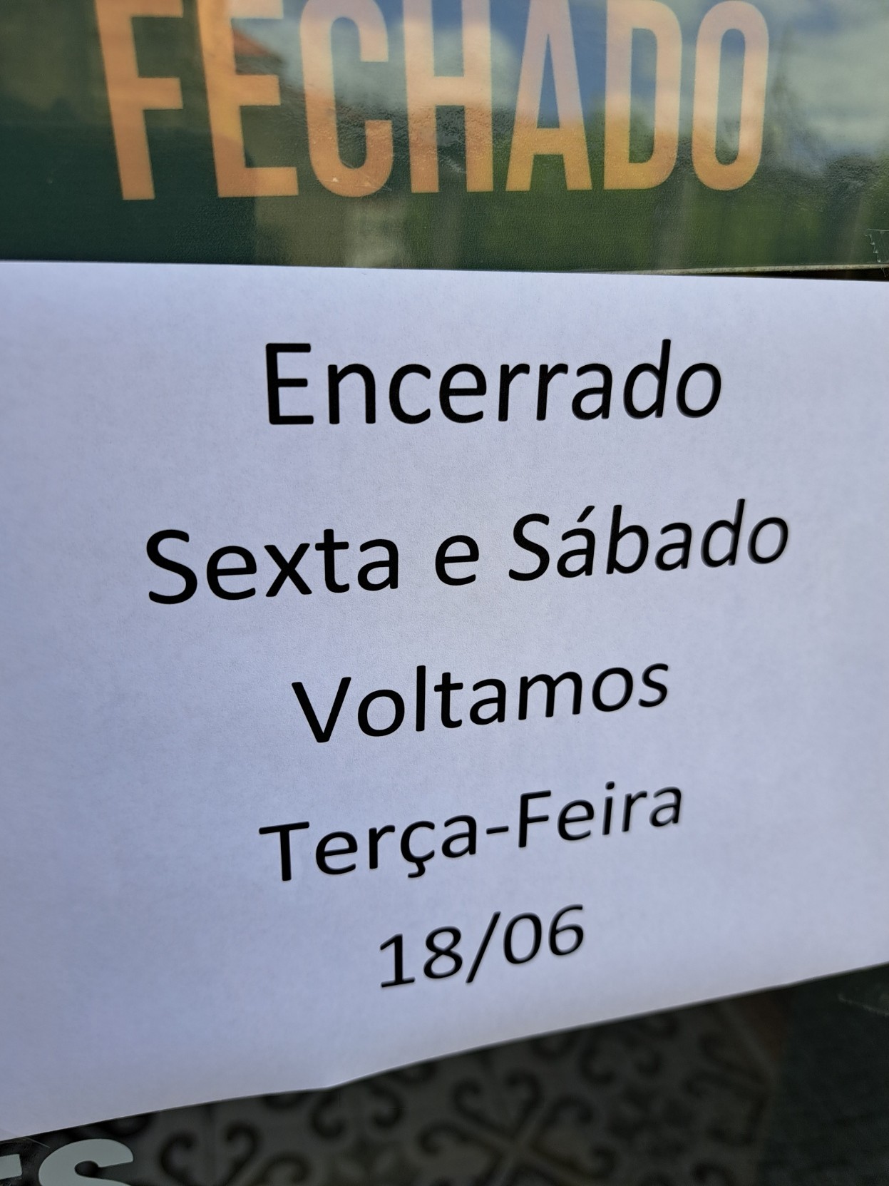 Foto de um sinal que diz:  "Encerrado Sexta e Sábado Voltamos Terça-Feira"