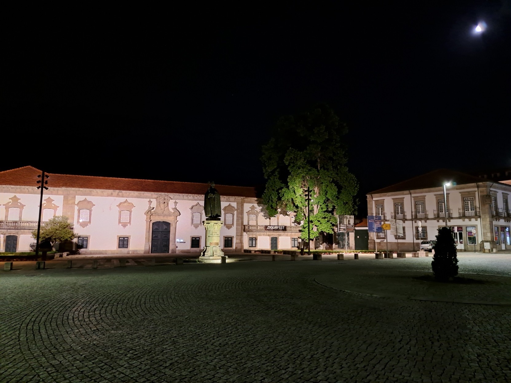O Museu de Lamego à noite, com uma faixa na varanda a dizer ZigurFest