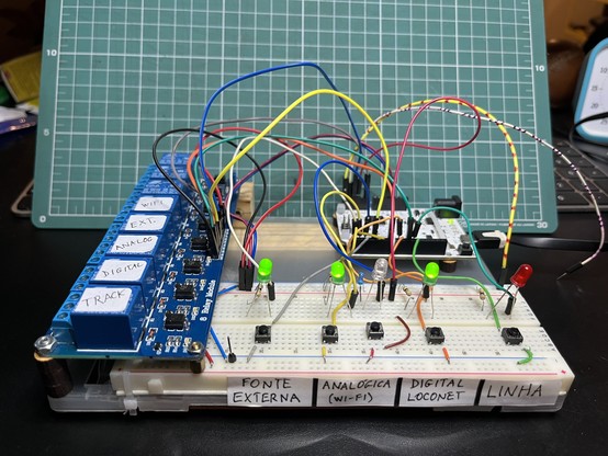 Protótipo de bancada do painel, para desenvolvimento. Montado em um breadboard com clone de Arduino Leonardo, 5 botões, 5 leds, e 8 relês (5 em uso).