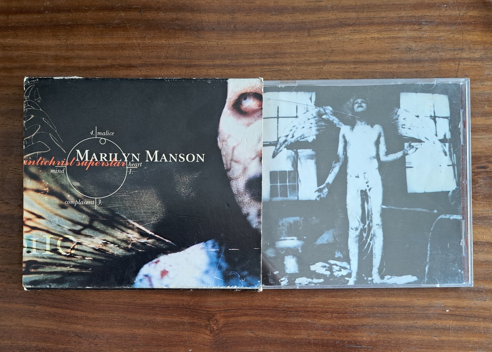 Foto do CD &ldquo;Antichrist Superstar&rdquo; de Marilyn Manson, um disco dos 90 onde aparece a música &ldquo;1996&rdquo;