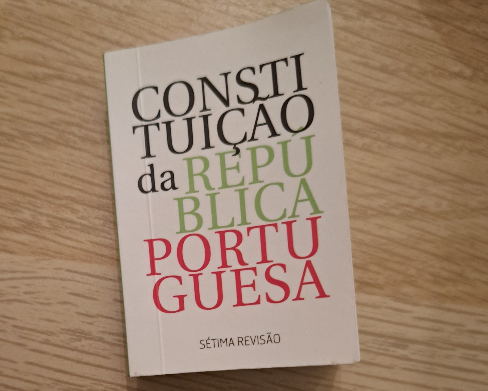 Foto da sétima revisão da Constituição da República Portuguesa.