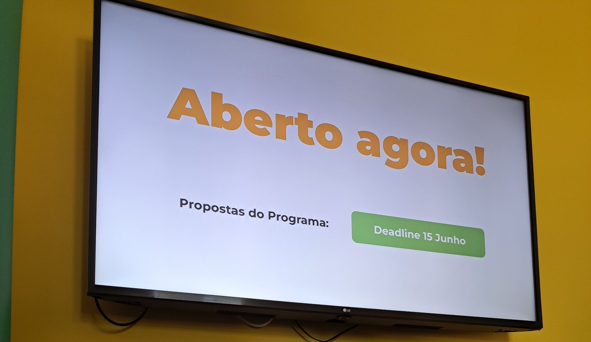 Ecrã a apresentação, a dizer: Aberto agora! Propostas do Programa: Deadline 15 Junho