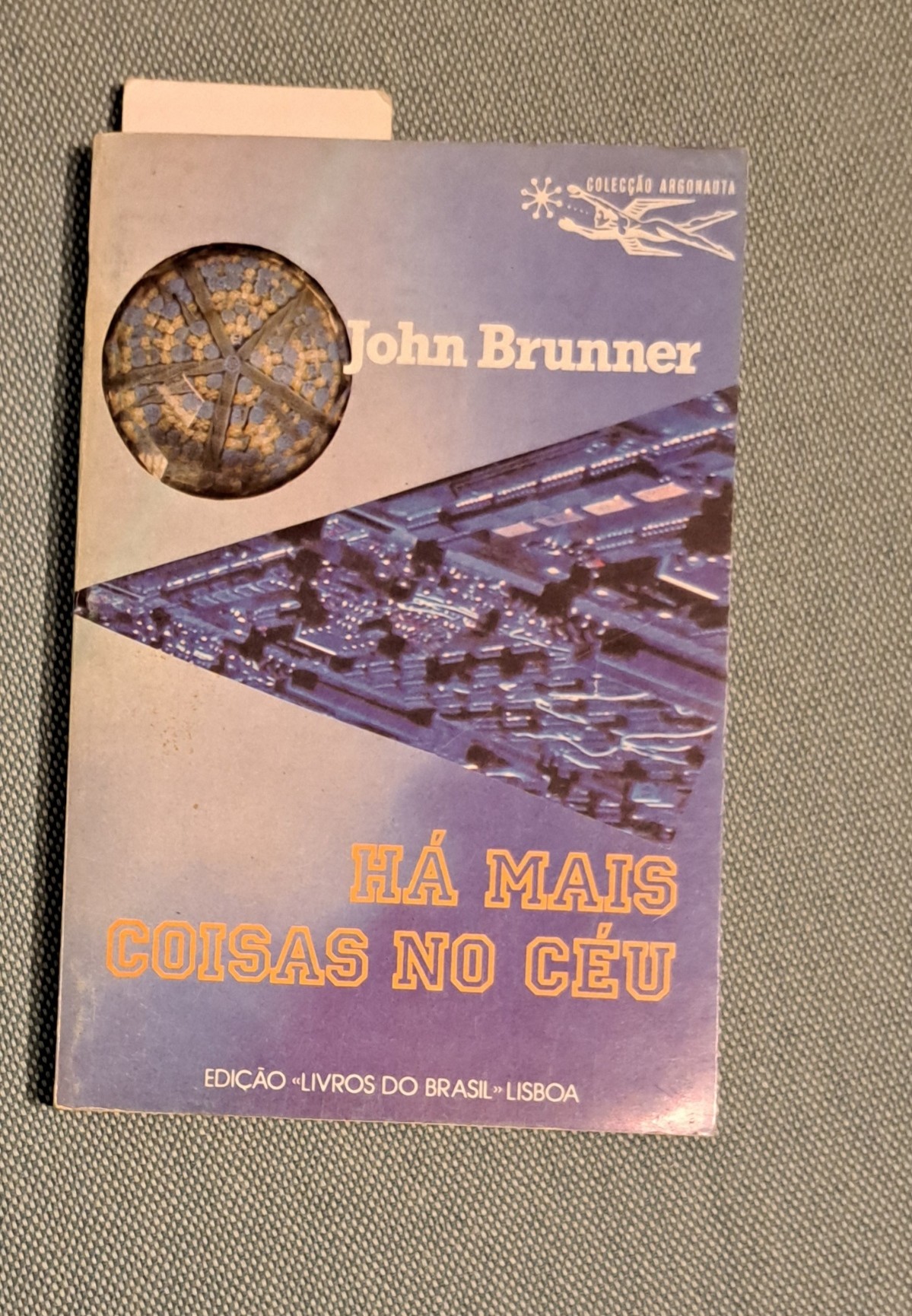 Foto do livro &ldquo;Há Mais Coisas no Céu&rdquo; de John Brunner, um livro da colecção Argonauta (Edição &ldquo;Livros do Brasil&rdquo;, Lisboa)