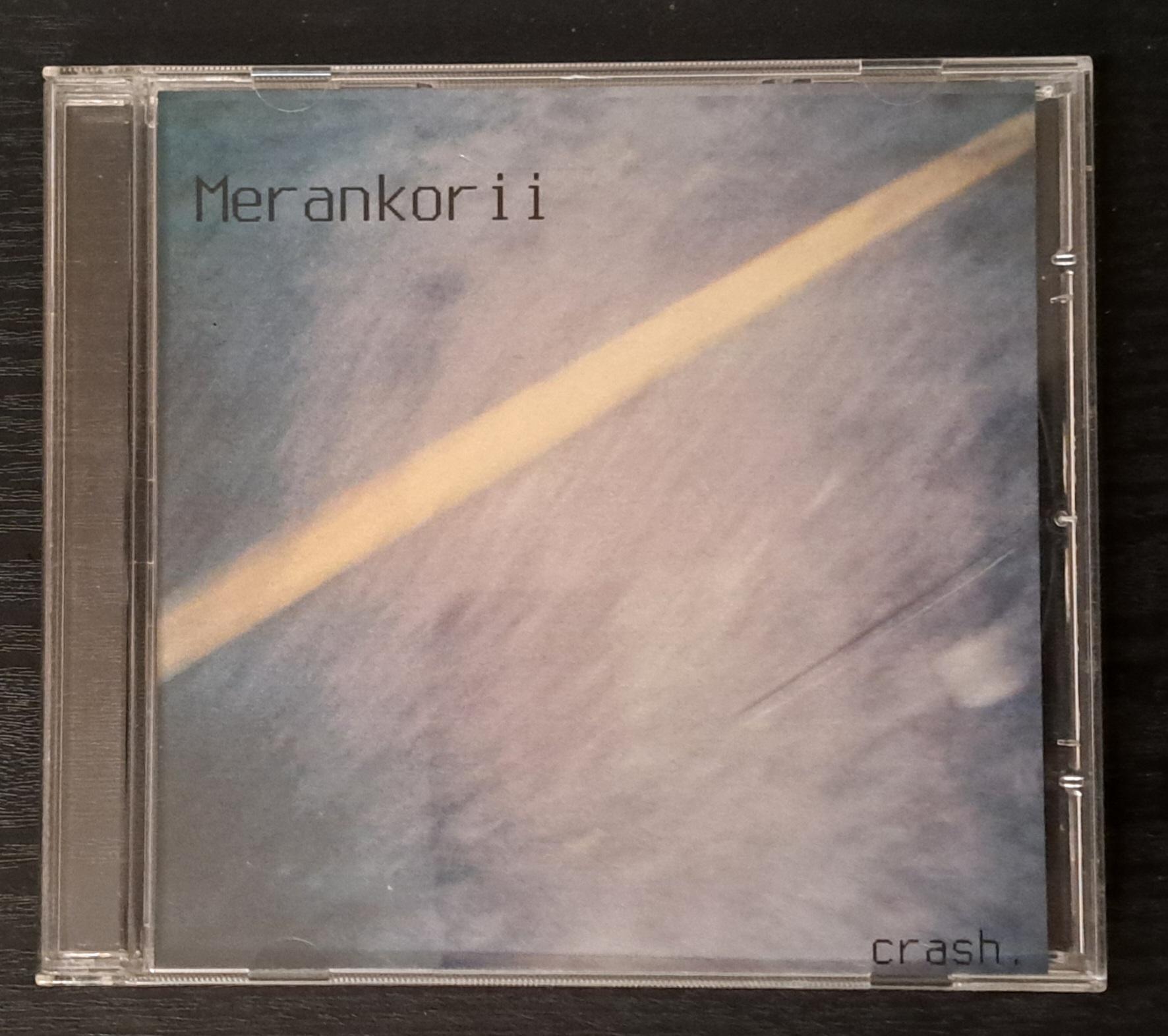 Foto de &ldquo;Crash&rdquo;, o segundo disco de Merankorii, lançado a 21 de Dezembro de 2005, há 20 anos. É uma edição em CD, em jewel case, a capa uma foto de uma estrada (uma linha amarela pintada no asfalto). Em fonte monospaced, letras pretas, está escrito &ldquo;Merankorii&rdquo; no canto superior esquerdo, &ldquo;crash.&rdquo; no canto inferior direito.