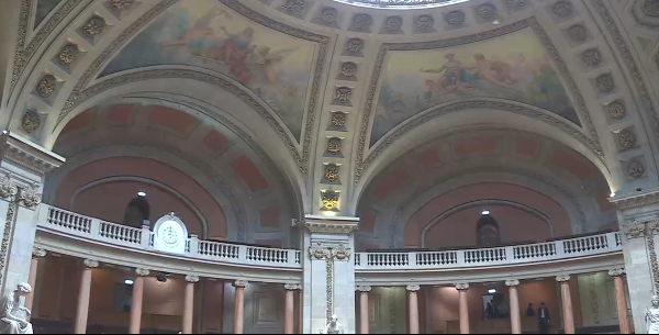 imagem do tecto da sala de plenário no parlamento, onde o debate e votação ocorreram, retirada de um stream da ARTV