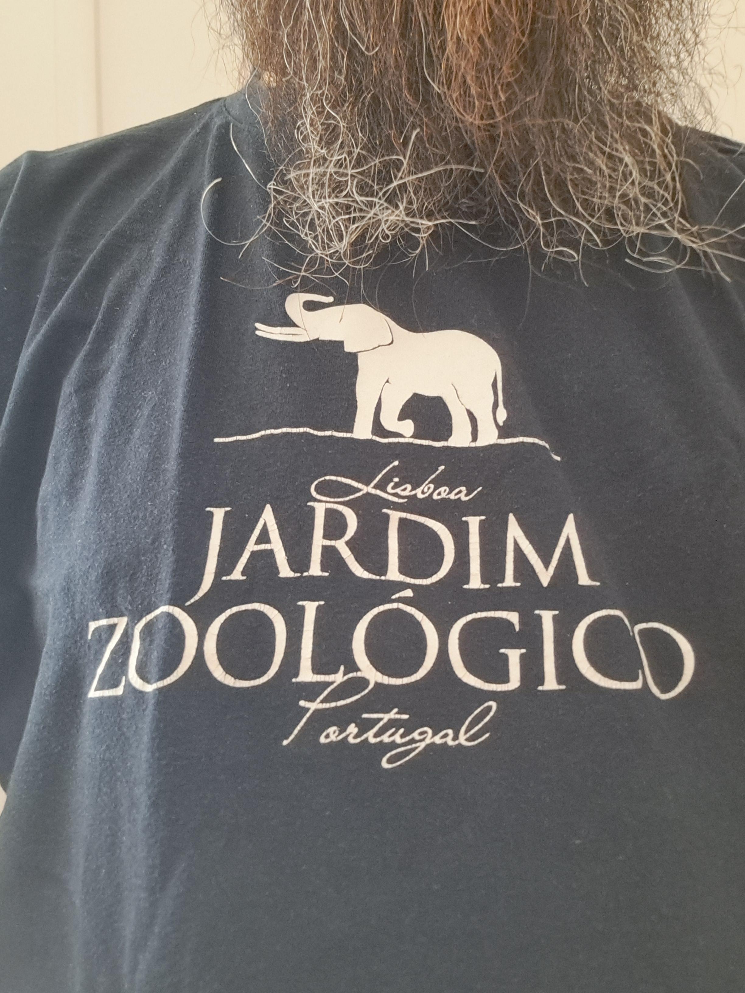 Jardim Zoológico de Lisboa, Portugal: a 28 de maio de 1905 (faz hoje 121 anos!) foram inauguradas as novas e definitivas instalações na Quinta das Laranjeiras. A t-shirt é do zoo, preta com letras brancas e o desenho de um elefante