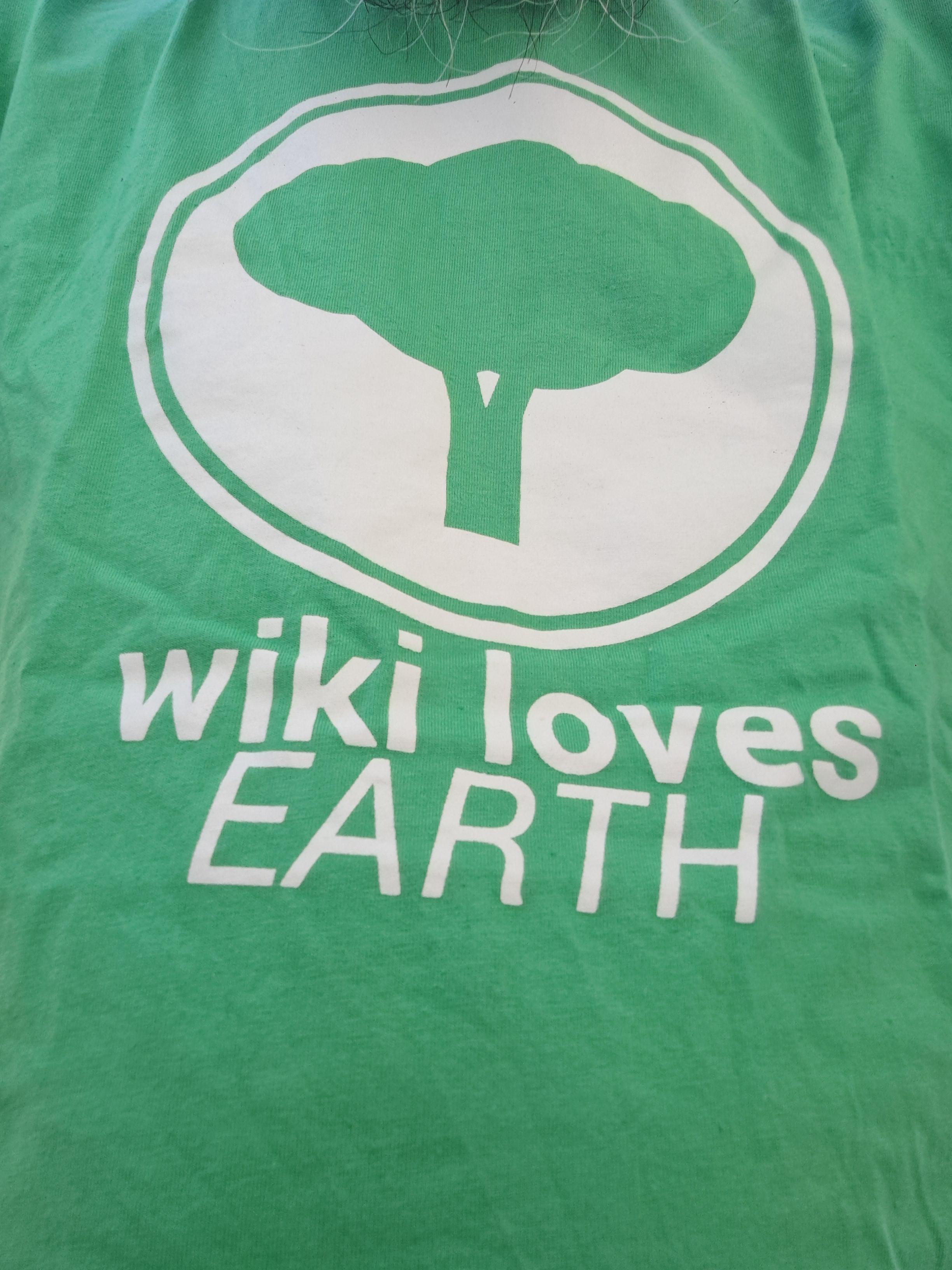 The Wiki loves Earth contest this year starts today, so here's a picture of a green "wiki loves EARTH" t-shirt 💚