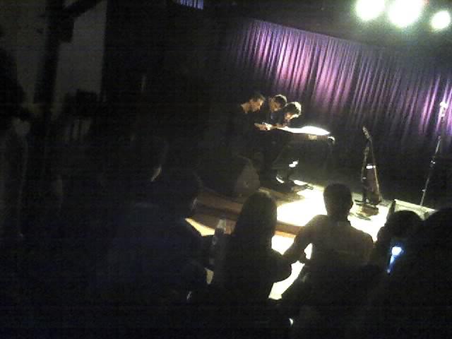 Foto tirada há 20 anos atrás a um dos encores do concerto dado pelos Ashram em Lisboa, em que os três membros da banda partilham o piano.