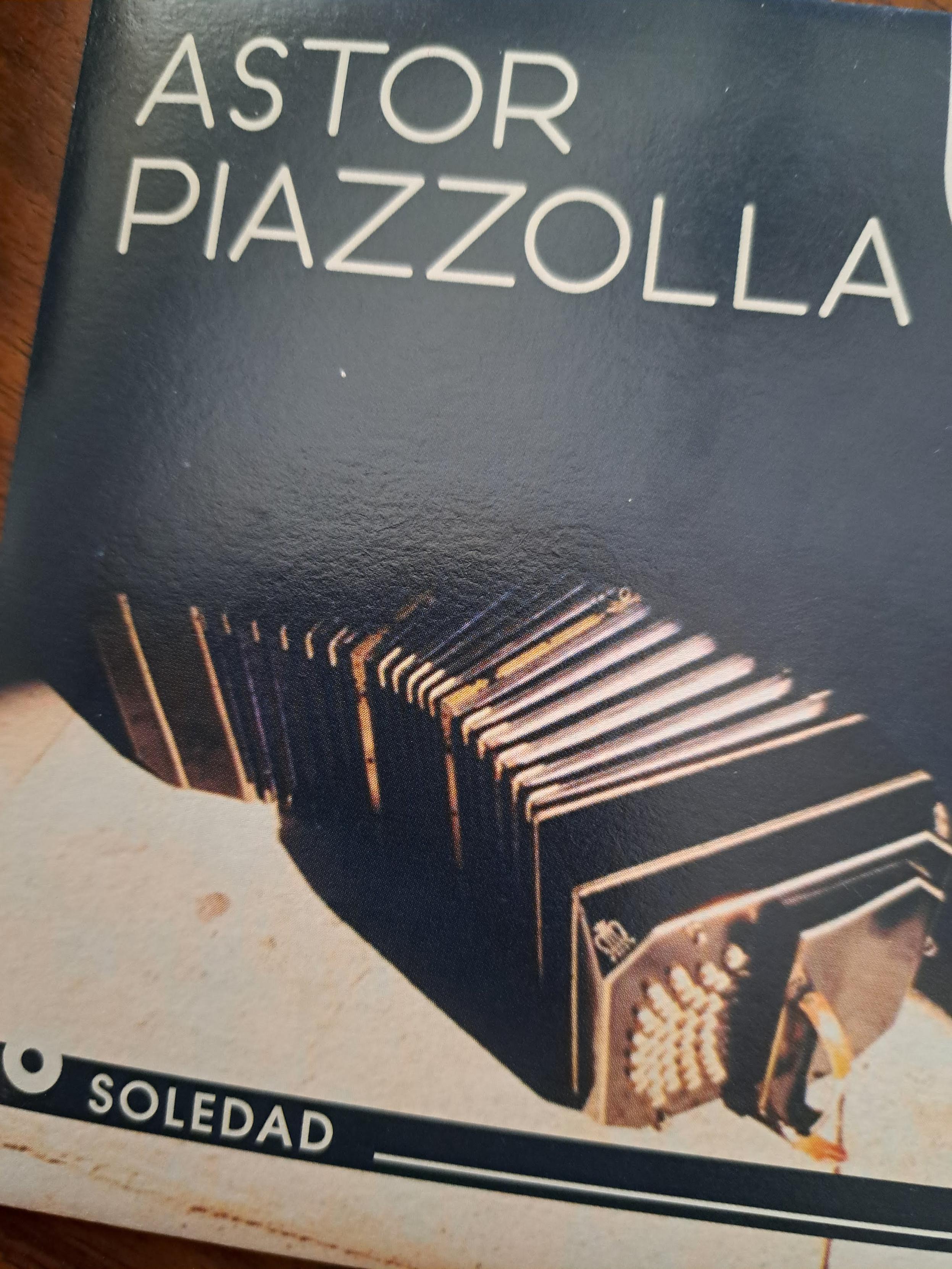 detalhe da capa do disco "Soledad" de Astor Piazzolla, onde se vê um acordeão aberto. A música escolhida, que dá o nome ao disco, é a segunda faixa (numa versão diferente da do link, em uqe a música é tocada em menos um minuto)