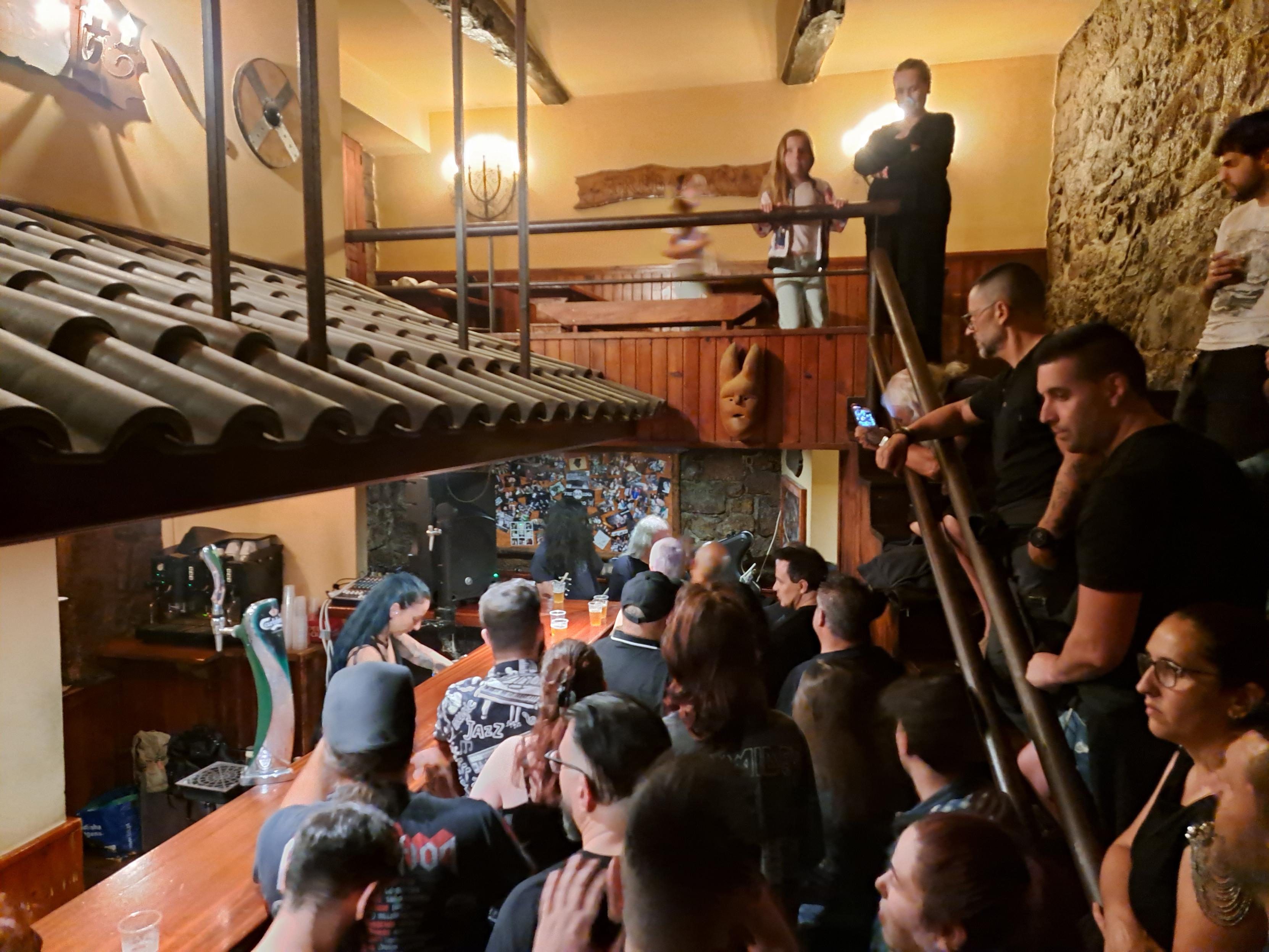 Foto do público (e a banda lá ao fundo)