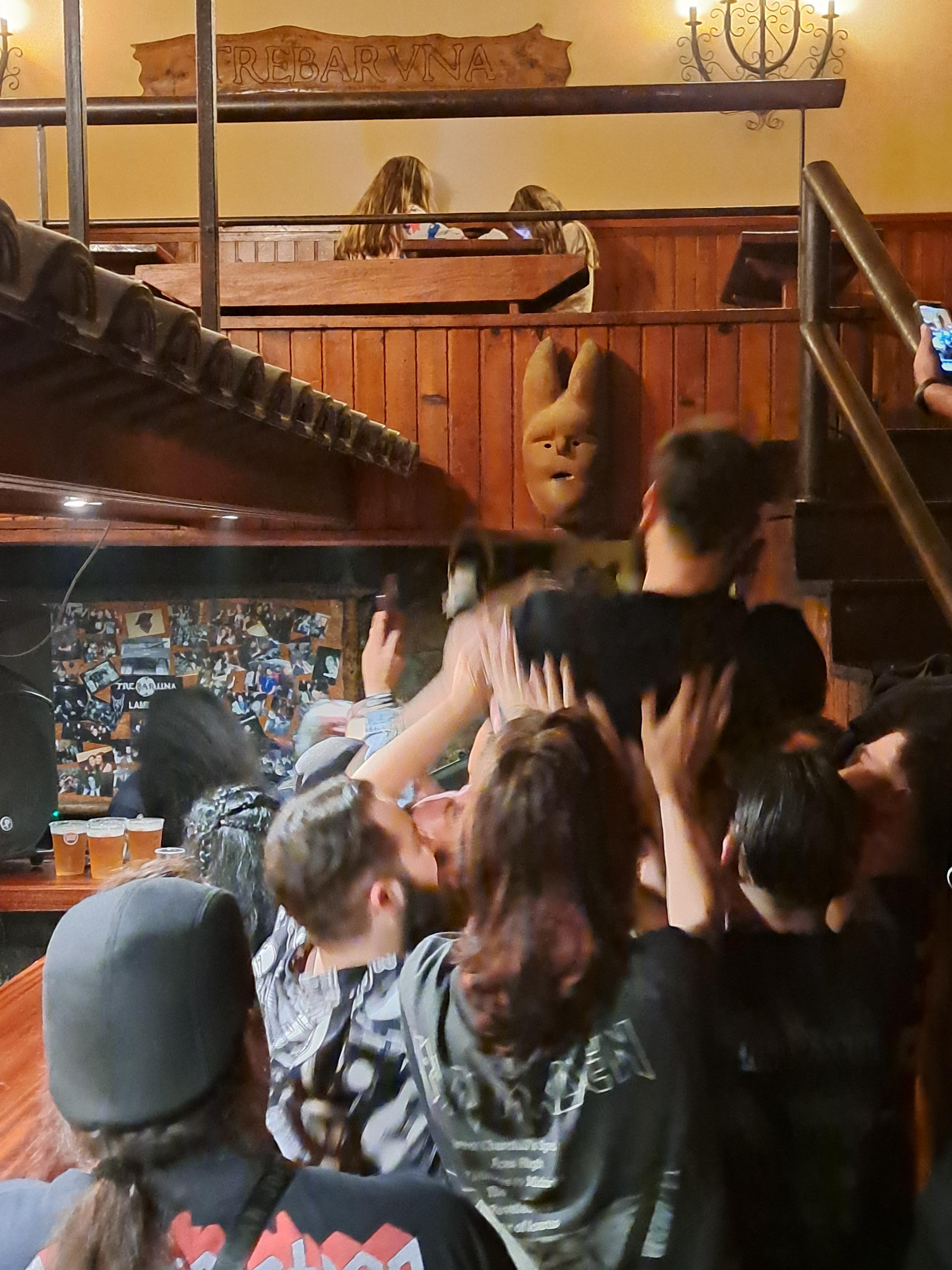 O espaço é pequeno mas isso não impediu o crowd surfing O espaço é pequeno mas isso não impediu o crowd surfing