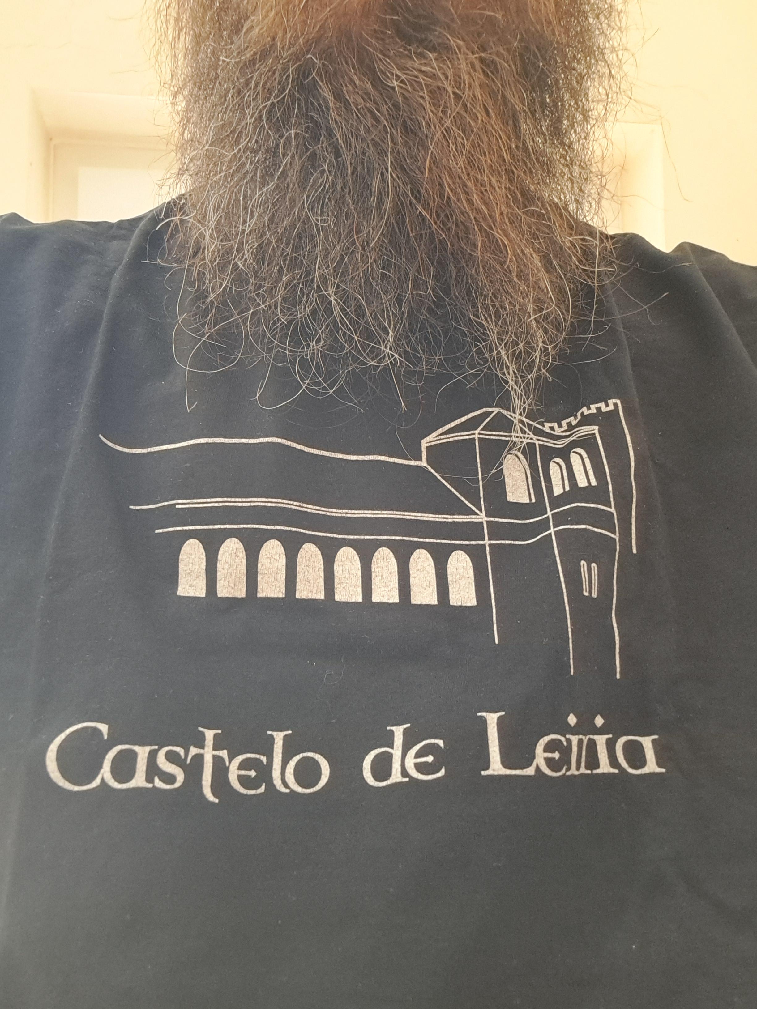 Uma t-shirt preta com o outline a branco do Castelo de Leiria, local que costumava visitar anualmente para o festival Entremuralhas... Uma t-shirt preta com o outline a branco do Castelo de Leiria, local que costumava visitar anualmente para o festival Entremuralhas...