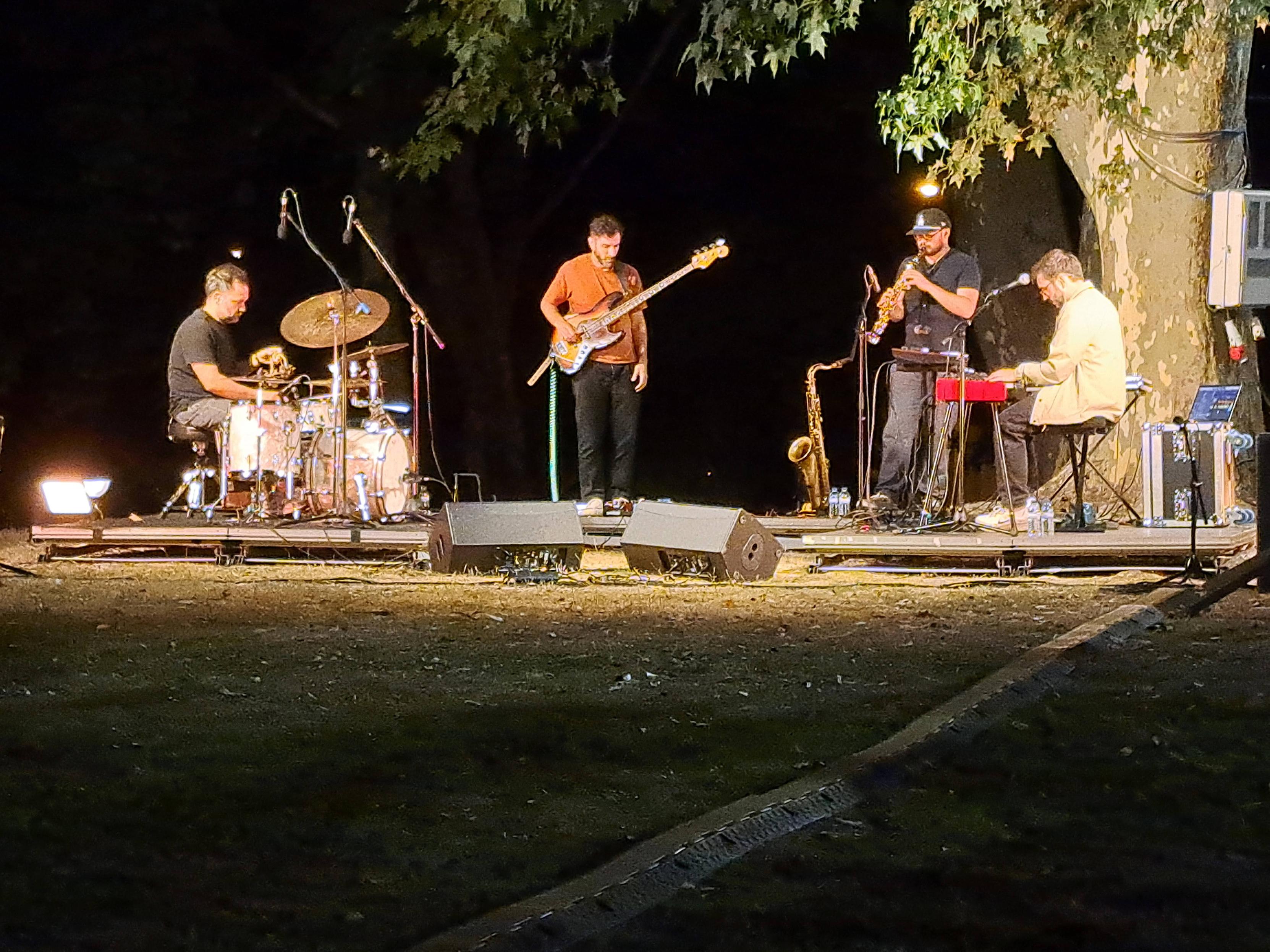 Bardino ao vivo na Alameda, em Lamego, concerto inserido na Feira do Livro e no TRC à Solta