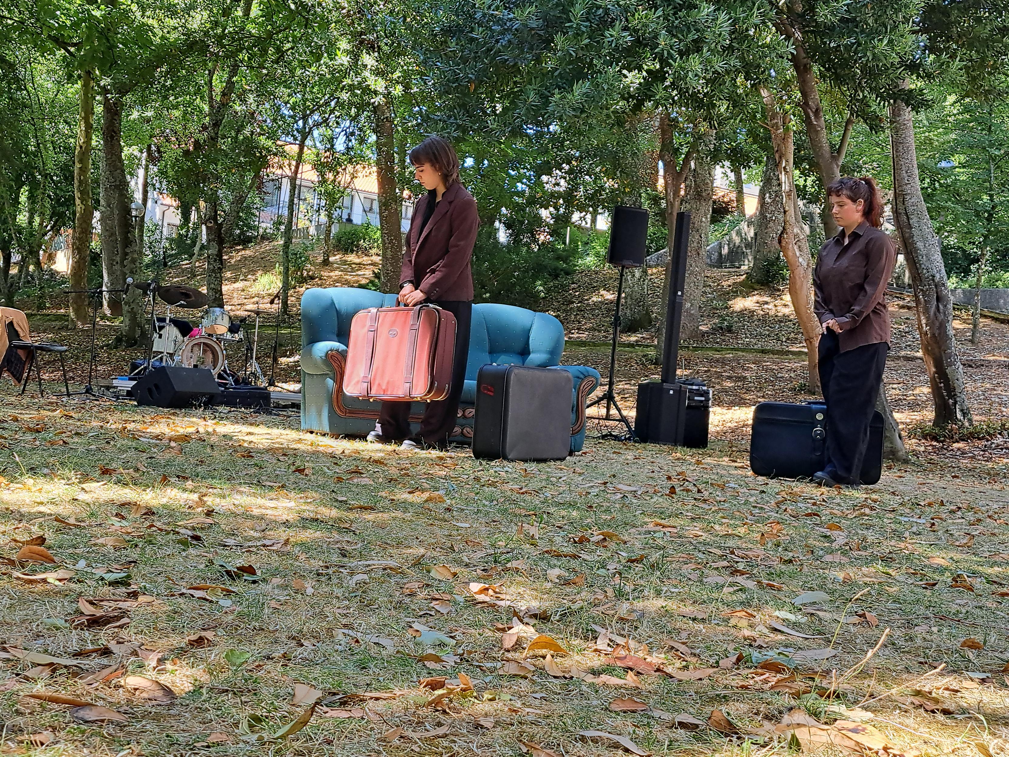 Teatro/animação em que duas pessoas nos levam numa viagem... enquanto esperam que a viagem comece.