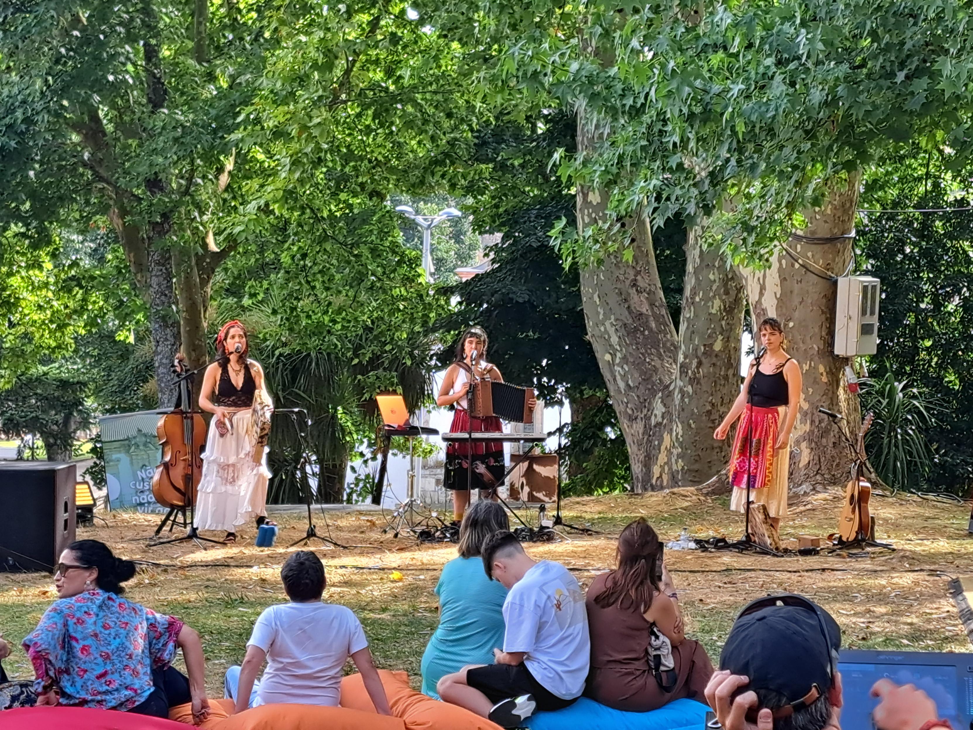 Serigosa, um trio feminino em trajes tradicionais ibéricos, em palco