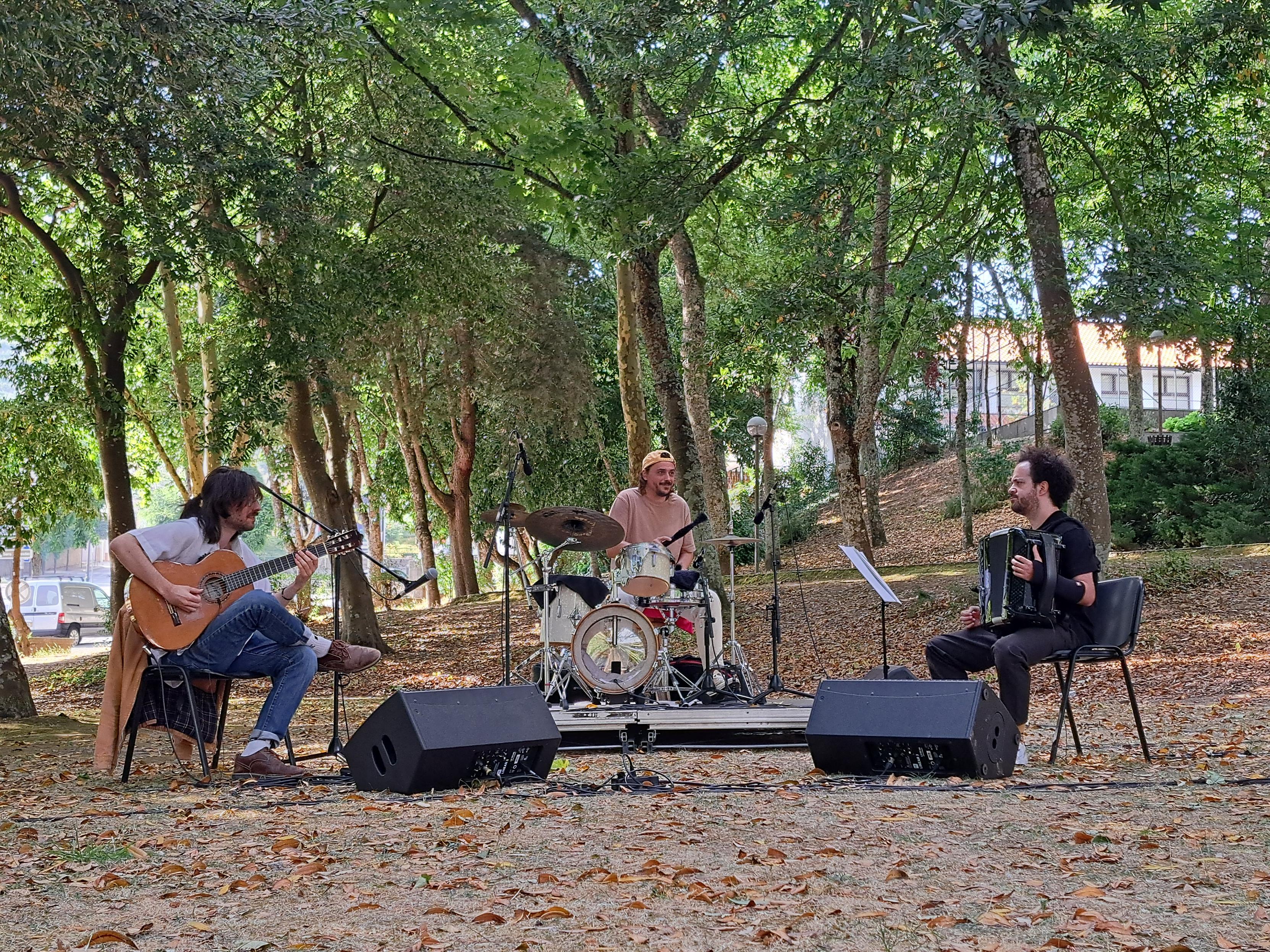 Chibatada em formato trio de guitarra, bateria e acordeão.