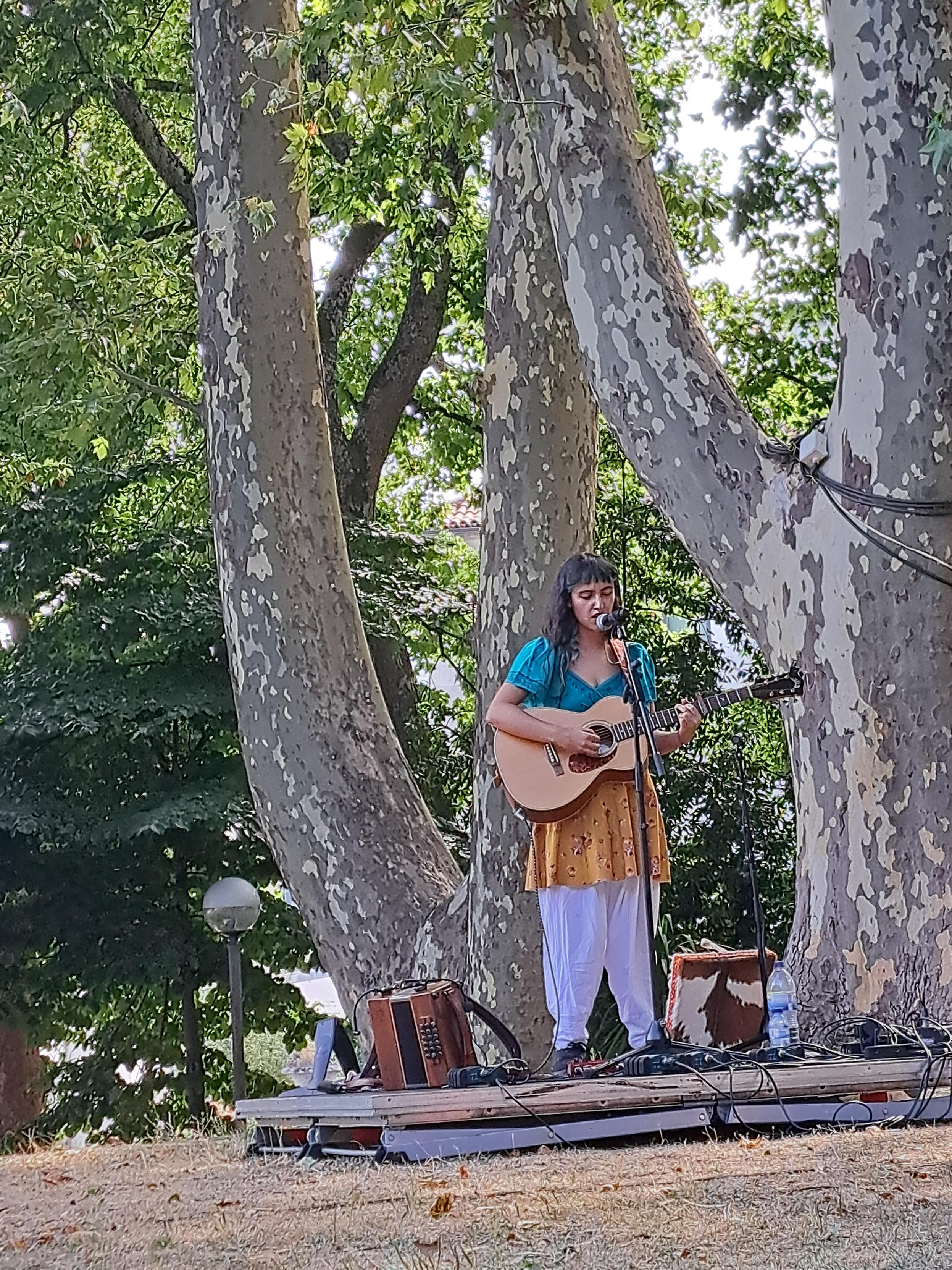 Natércia Lameiro a cantar uma música emancipatória Palestiniana