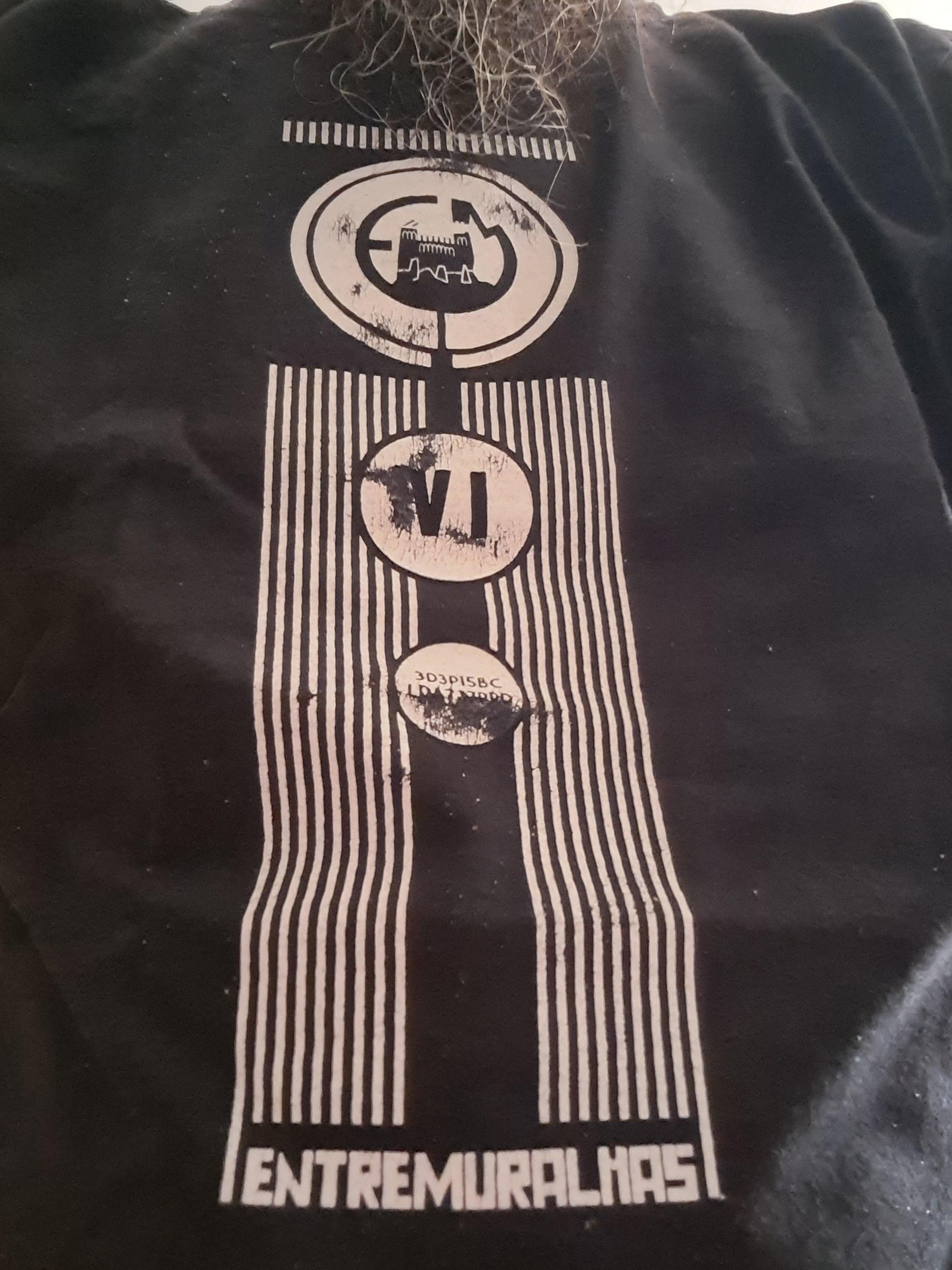 Mais uma t-shirt do festival de Leiria... mas porque podem estar já fartos de t-shirts do Extramuralhas, esta é a t-shirt do 6º Entremuralhas, quando o festival ainda acontecia no castelo. Em 2015, esta edição ficou marcado com um exímio concerto de Laibach a apresentar-nos o Spectre. A t-shirt preta com impressão a branco já está a ficar gasta, mas ainda dá para ler Entremuralhas VI, e 3D3P15BC (3 dias, 3 palcos, 2015).