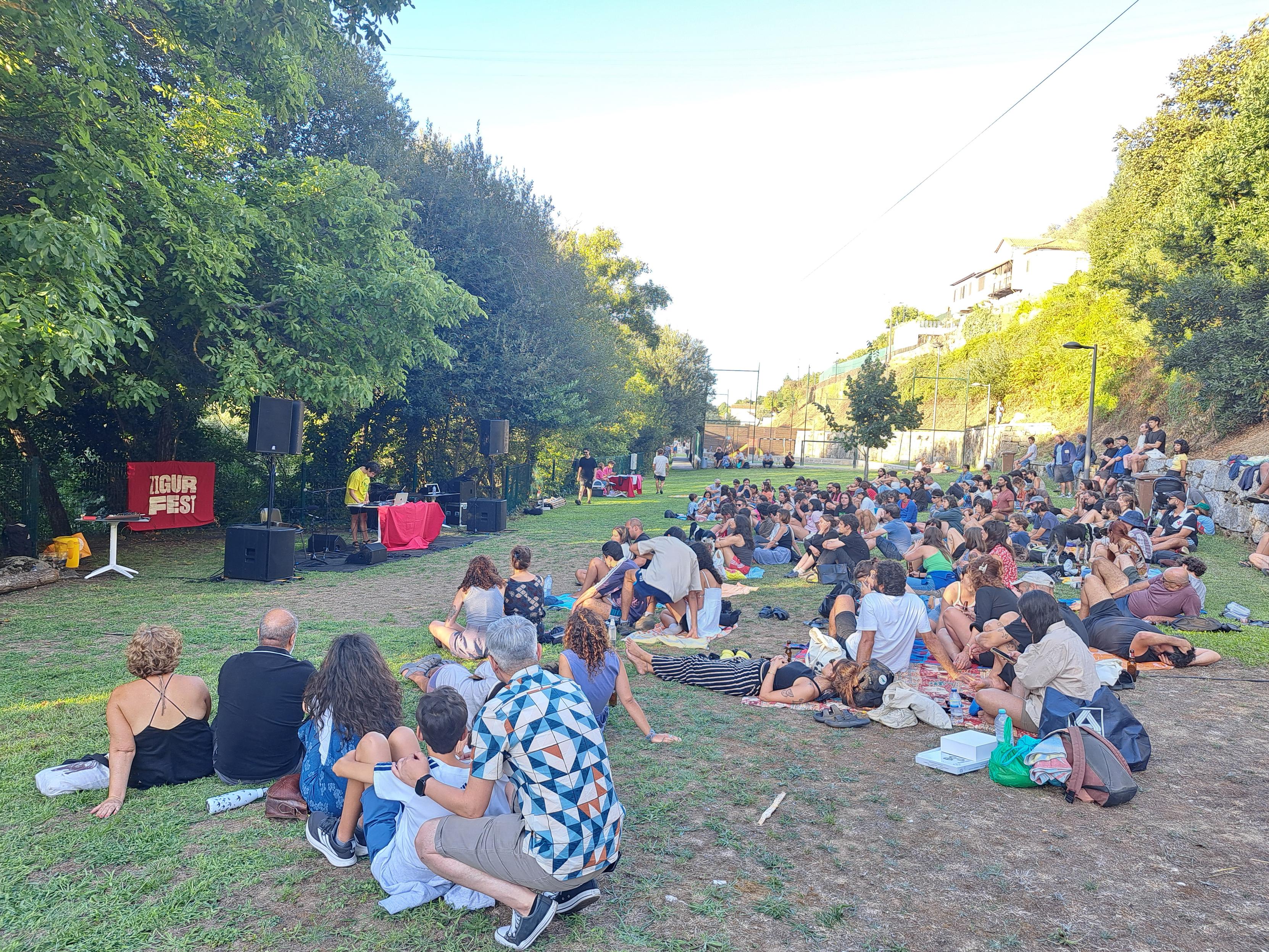 Lamego também tem praia, e na praia um palco, e onde há palco há público