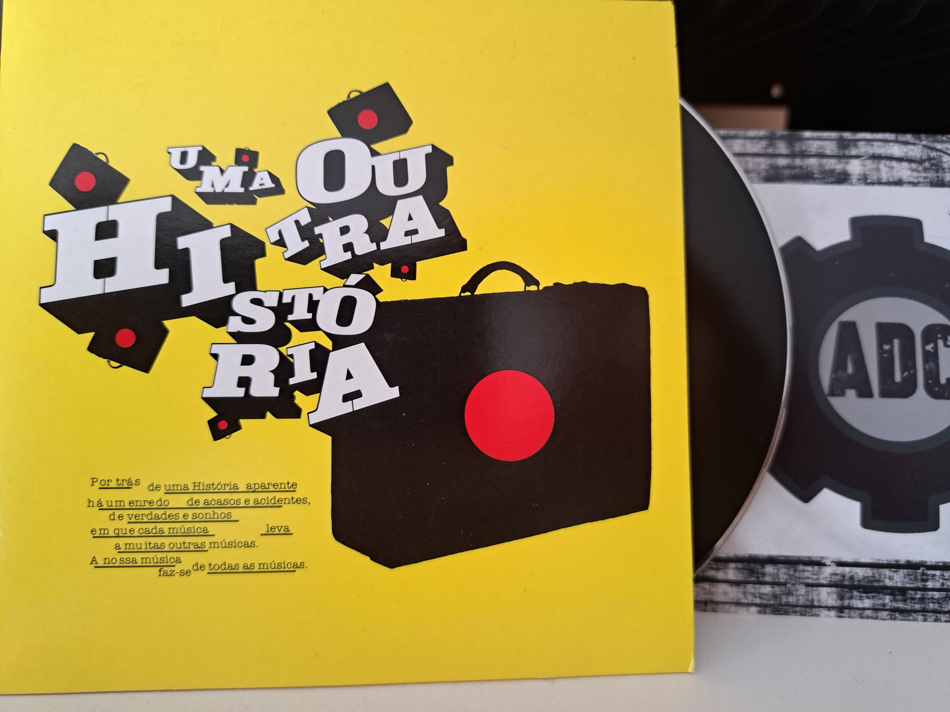 Foto da capa do disco "Uma Outra História", com o CD a sair da sleeve.